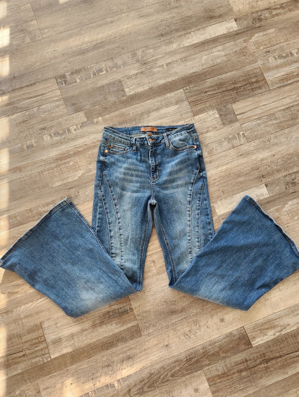 Judy Blue Golden Hour midrise flare jeans 11/30 - Picture 4 of 16